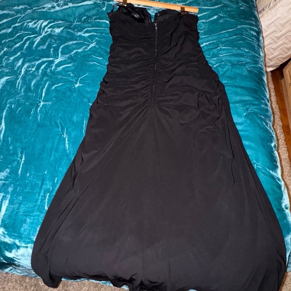 Long Black Ruched Strapless Gown with V-notch Bustline (Size 19/20) - Picture 4 of 7
